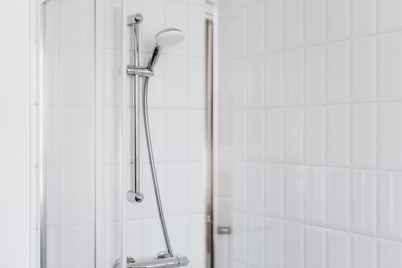 Betegelde douche met witte wandtegels
