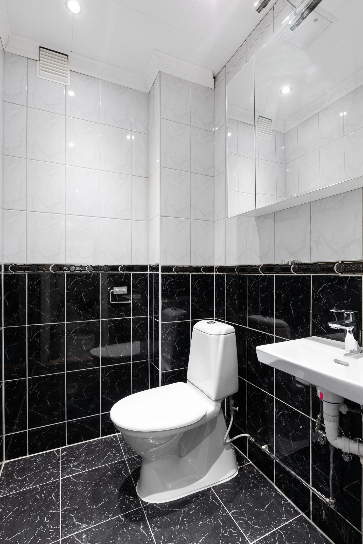 Halfhoog betegeld toilet